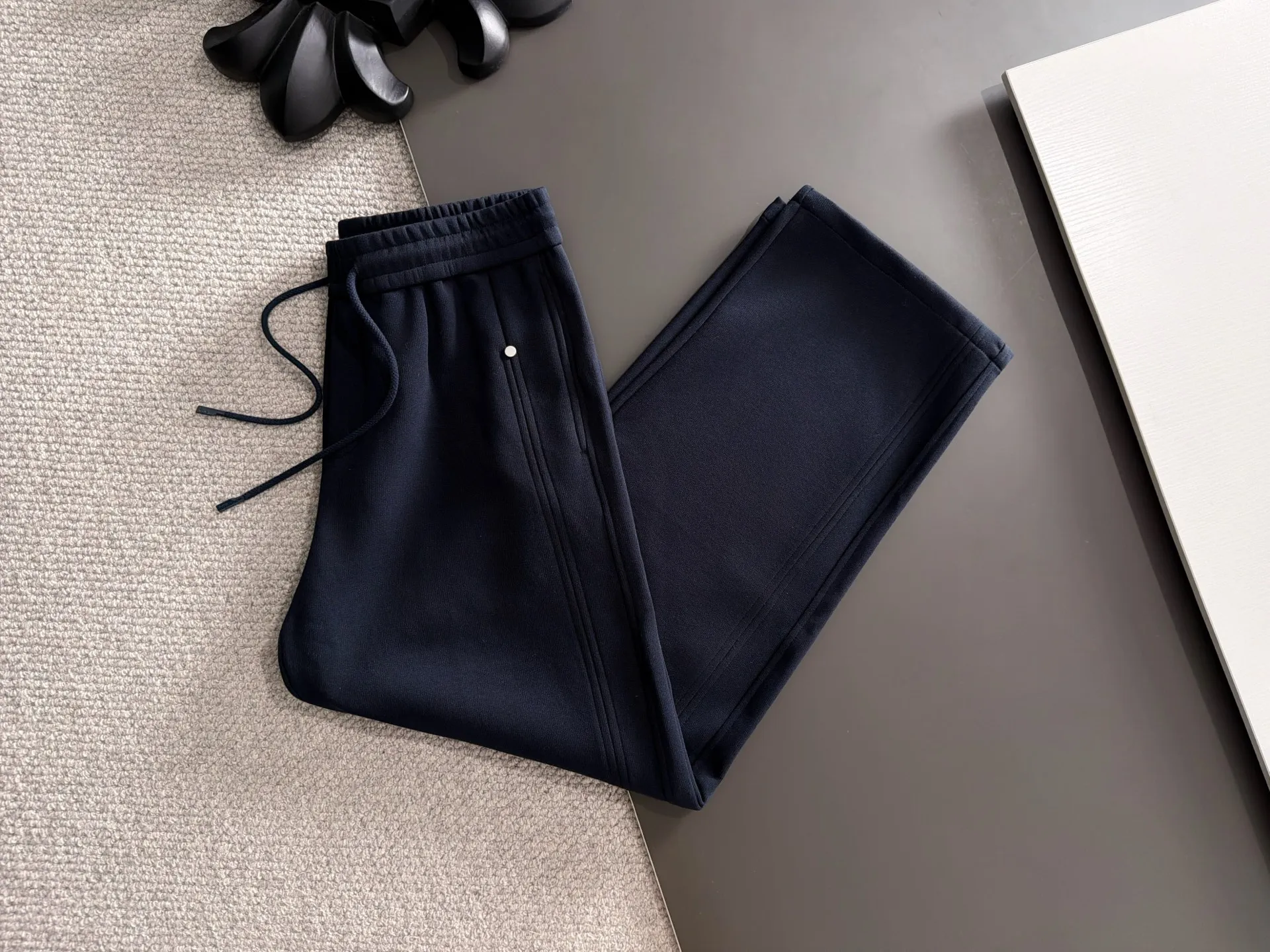 Next day shipment LP high quality Loro Piana 26ss autumn and winter new high-quality trousers Compare real-life details at will A perfect choice for autumn and winter. A must-have item. Sizes: M to 3XL (please state your height and weight when placing an order)